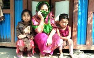 লালমোহনে অবুঝ দুই সন্তানকে  নিয়ে দিশেহারা সালমা