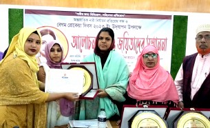 লালমোহনে পাঁচ জয়িতাকে সম্মাননা