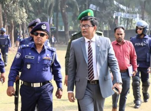 ভোলায় ভোটকেন্দ্র পরিদর্শনে জেলা রিটার্নিং কর্মকর্তা ও পুলিশ সুপার