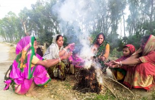 ভোলায় কুয়াশাচ্ছন্ন  কনকনে ঠান্ডা