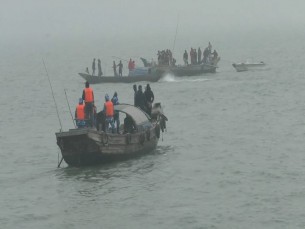 ভোলায় ঢেউয়ের কবলে পড়ে মালামাল বোঝাই ট্রলার ডুবি, দুই জন নিখোঁজ