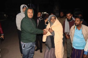 গভীর রাতে পথে পথে ছিন্নমূল ও শীতার্ত মানুষ খুঁজে তাদের গায়ে কম্বল জড়িয়ে দিলেন এসপি মাহিদুজ্জামান