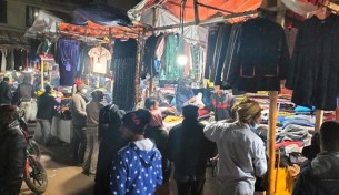 ভোলায় জমে উঠেছে শীতের পোশাক বিক্রির ব্যবসা