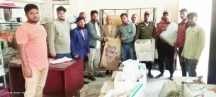 মনপুরায় ভোট কেন্দ্রের প্রিজাইডিং কর্মকর্তার কাছে মালামাল বিতরণ