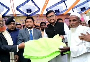 লালমোহনে শীতার্ত মানুষের মাঝে কম্বল বিতরণ