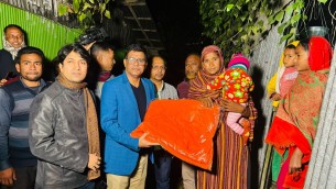 রাতের আধারে কম্বল নিয়ে শীতার্তদের পাশে দাড়াঁলেন ভোলার জেলা প্রশাসক