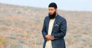 কাজা বাকি রেখে ওয়াক্তের নামাজ পড়া যাবে কি?