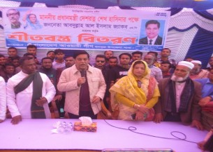 মনপুরায় শীতার্থদের মাঝে কম্বল বিতরণ করলেন এমপি জ্যাকব