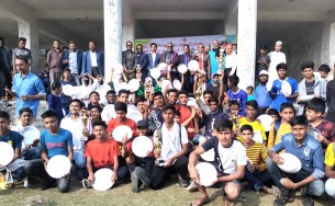 লালমোহনে শীতকালীন ক্রীড়া প্রতিযোগিতায় বিজয়ীদের মাঝে পুরস্কার বিতরণ