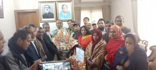 নব নির্বাচিত এমপি মুকুলকে দৌলতখান সরকারি আবু আবদুল্লাহ কলেজের শিক্ষকদের ফুলেল শুভেচ্ছা