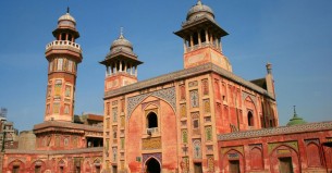 জুমার খুতবার সময় অনর্থক কাজে ব্যস্ত থাকা নাজায়েজ