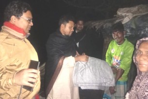 লালমোহনে গভীর রাতে কম্বল নিয়ে শীতার্ত মানুষের বাড়িতে (ইউএনও) তৌহিদুল ইসলাম