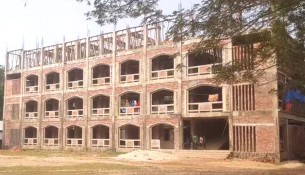 লালমোহনে বিদ্যালয়ের ঝুঁকিপূর্ণ  ভবনে চলছে পাঠদান