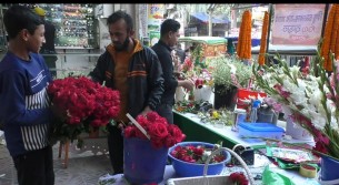 বসন্ত বরণ ভালোবাসা দিবস আর সরস্বতী পূজা ঘিরে ভোলায় জমজমাট ফুল বাজার