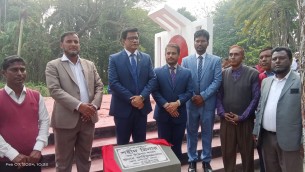 মনপুরায় বিদ্যালয়ের প্রাঙ্গণে নবনির্মিত শহীদ মিনার উদ্বোধন করলেন জেলা প্রশাসক আরিফুজ্জামান
