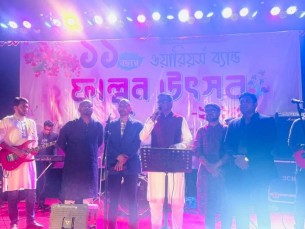 ভোলায় ফাল্গুন উৎসবে মঞ্চ মাতালেন ওয়ারিয়র্স ব্যান্ড দলের শিল্পীরা