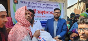 ভোলায় দৃষ্টি প্রতিবন্ধীদের মাঝে চাল বিতরণ