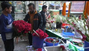ভোলায় ব্যস্ত সময় পার  করছে ফুল বিক্রেতারা