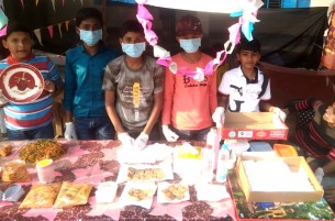 লালমোহনে পিঠা উৎসবে মাতলো শিক্ষার্থীরা