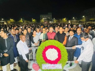 ভোলায় শহীদ মিনারে সর্বস্তরের মানুষ ফুলেল শ্রদ্ধাঞ্জলি