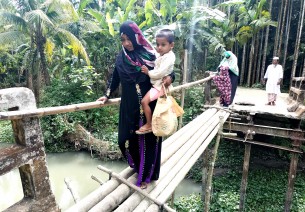 লালমোহনে ব্রিজের ওপর সাঁকো দিয়ে চলাচল!