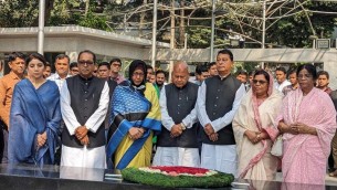 বঙ্গবন্ধুর প্রতিকৃতিতে নবনিযুক্ত সাত প্রতিমন্ত্রীর শ্রদ্ধা নিবেদন