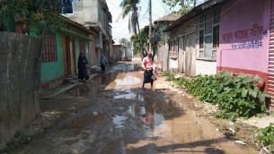 ভাঙাচোরা খানাখন্দভরা সড়কে নাকাল লালমোহন পৌরবাসী