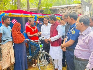 ভোলায় অসহায় ও দুস্থদের মাঝে মটর চালিত রিক্সা বিতরণ