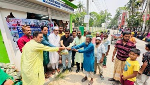 বিবার মানবতার দেয়ালের উদ্দ্যোগে অসহায় তিনশত পরিবারের মাঝে সবজি বিতরণ