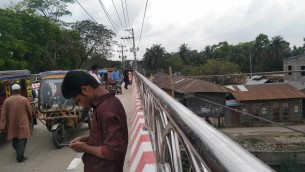 লালমোহনে ব্রিজের রেলিং লাগোয়া বিদ্যুতের তারে দুর্ঘটনার শঙ্কা