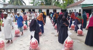 চরফ্যাসনে আস-সুন্নাহ ফাউন্ডেশনের ইফতার সামগ্রী বিতরণ