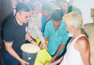 লালমোহনে জেলেদের  মাঝে চাল বিতরণ