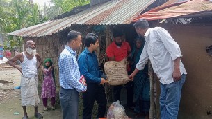 সরকারি সহযোগিতা পেলেন ভোলার পশ্চিম ইলিশার অসহায় বৃদ্ধা রেফা