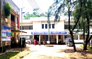 লালমোহনে বহু সংকট নিয়েও চলছে স্বাস্থ্য সেবা