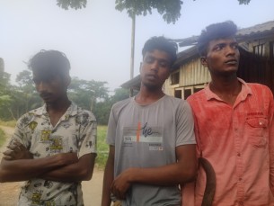 মেঘনায় দেশিয় অস্ত্র সহ  তিন যুবককে আটক করেন জেলেরা