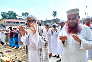 লালমোহন বৃষ্টির জন্য মোনাজাতে মুসল্লিদের অঝোরে কান্না