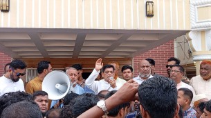 লালমোহনে উপজেলা চেয়ারম্যান প্রার্থী আকতার হোসেন হাওলাদারের পথসভা