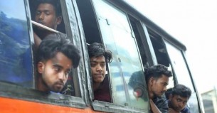 তীব্র গরমে লক্কড়-ঝক্কড় বাসে যাত্রীদের হাঁসফাঁস