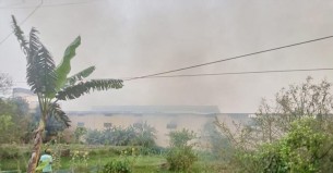 ৩ ঘণ্টায়ও নিয়ন্ত্রণে আসেনি খুলনার জুটমিলের আগুন