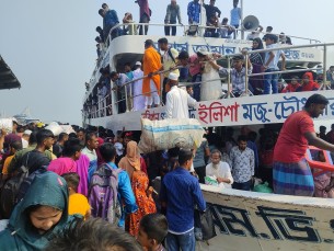 ভোলা থেকে কর্মস্থলে ফিরছে মানুষ  ইলিশা ঘাটে যাত্রীদের উপচেপড়া ভীড়
