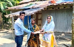 লালমোহনে বজ্রপাতে নিহতের পরিবারকে কোস্ট ফাউন্ডেশনের অর্থ সহায়তা বিতরণ