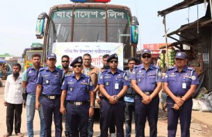 ভোলায় ঈদ উপলক্ষ্যে যাত্রী সেবায় ফ্রি বাস দিয়েছেন জেলা পুলিশ