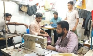 ভোলায় ব্যস্ততা বেড়েছে পোশাক তৈরির কারিগরদের