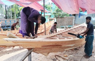 লালমোহনে নৌকা তৈরি করে জীবন চলছে যাদের