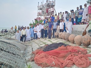 ভোলায় পাঙ্গাস মাছের পোনা  শিকারের অবৈধ ৫ চাই ধ্বংস