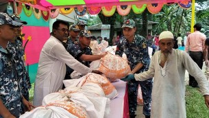 ঘূর্ণিঝড় রেমালের প্রভাবে  ভোলায় ক্ষতিগ্রস্তদের মাঝে  কোস্টগার্ডের ত্রাণ বিতরণ