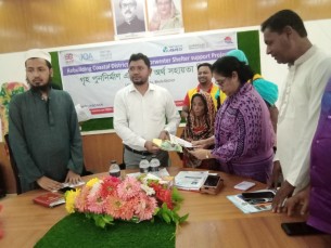 লালমোহনে জাগোনারীর উদ্যোগে কালবৈশাখীতে বিধ্বস্ত ৬৬ পরিবারের মাঝে নগদ অর্থ বিতরণ