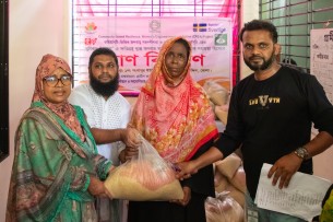 বোরহানউদ্দিনে ঘুর্নিঝড় রেমালে ক্ষতিগ্রস্থ্য পরিবারের মধ্যে ত্রান বিতরন