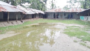 লালমোহনে বছরের পর বছর যায়, তবুও হয় না একটি পাকা ভবন