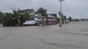 ভোলার নিন্মাঞ্চল প্লাবিত  অসংখ্য কাঁচা ঘর বিধ্বস্ত